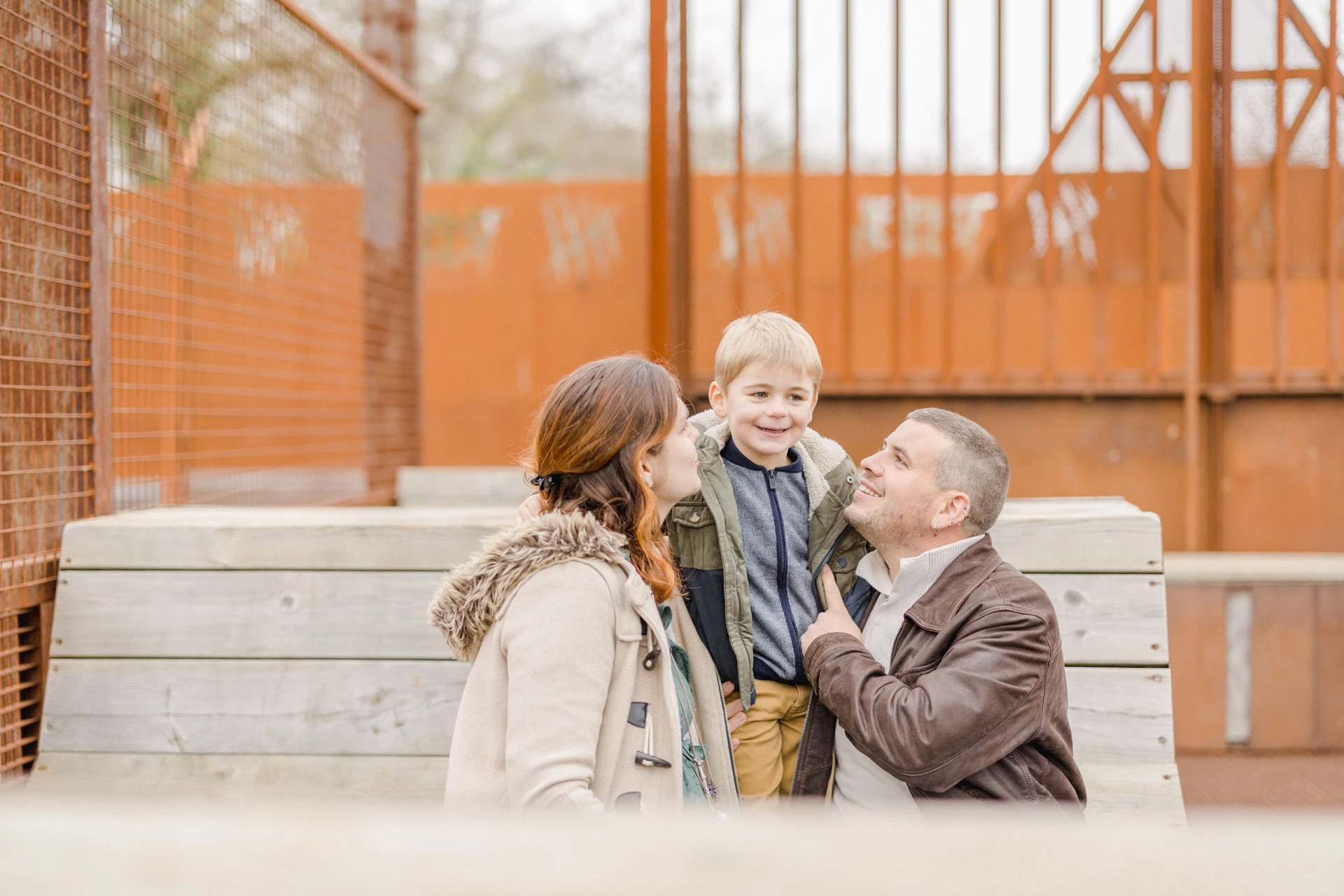 bonheur amour enfant se tenir la main gris